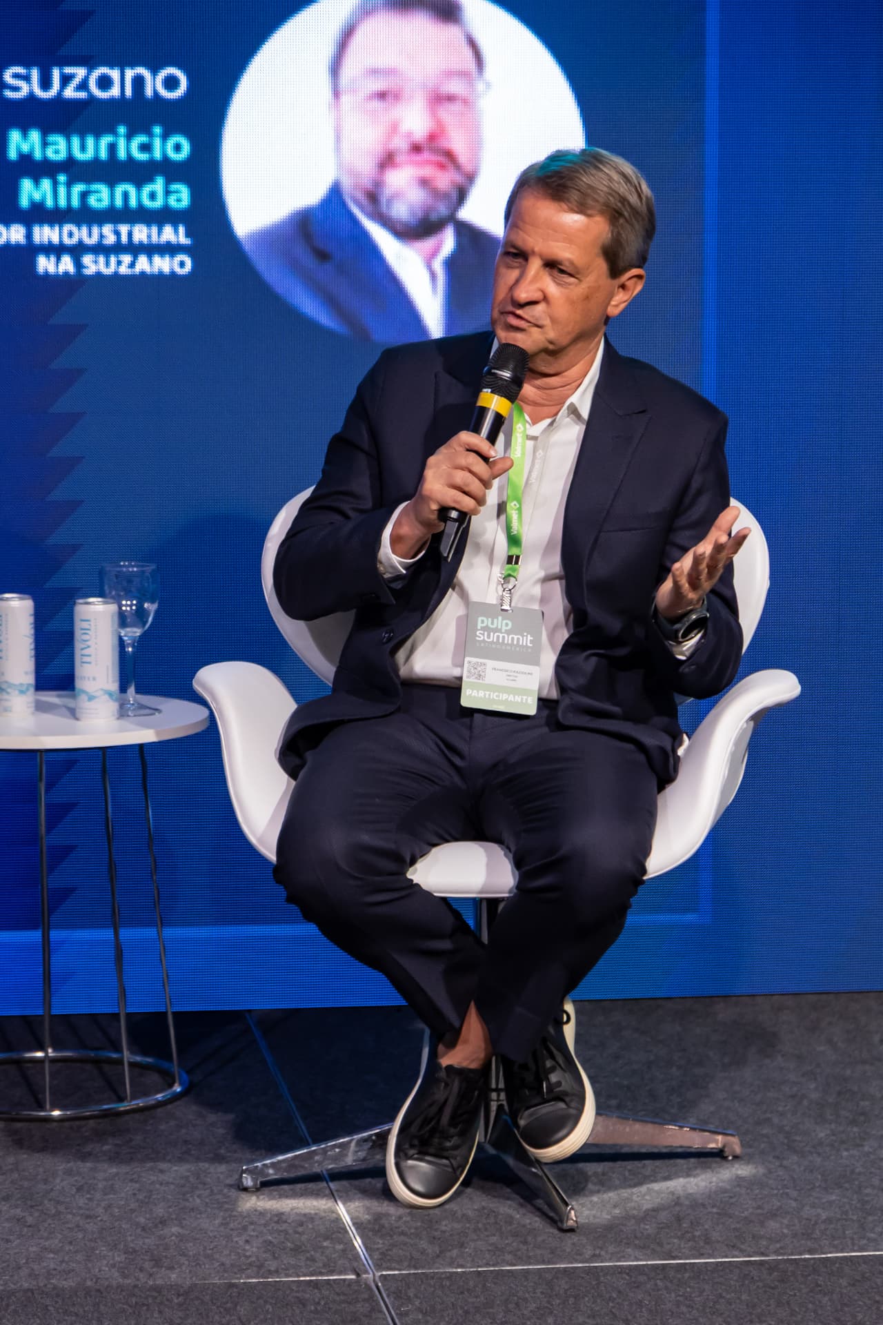 Painel de debate com executivos da indústria de celulose