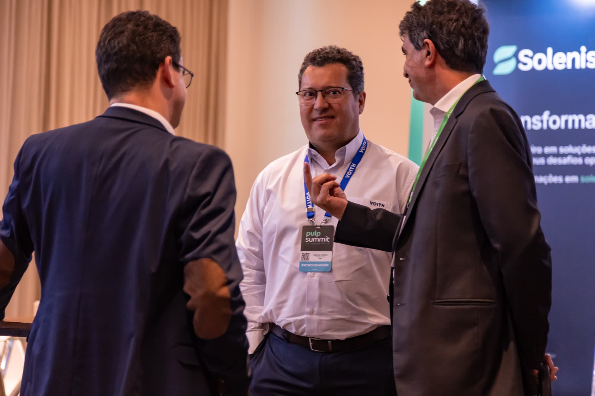 Networking entre patrocinadores na área de exposição
